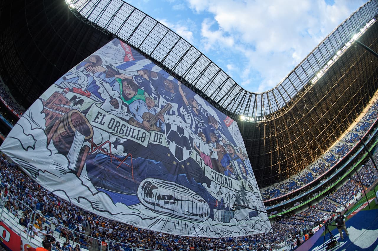 El Gigante de Acero mostró una gran pancarta para su equipo.