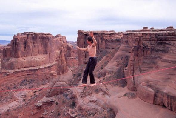 El deportista extremo y su compañero de salto Graham Hunt, de 29 años, murieron durante el intento, según ha confirmado la cadena ABC, que ha citado al portavoz de Yosemite, de Scott Gediman. Un helicóptero divisó los cuerpos de los dos deportistas este domingo. Te presentamos un listado de algunos de los deportes extremos y sus osados protagonistas.