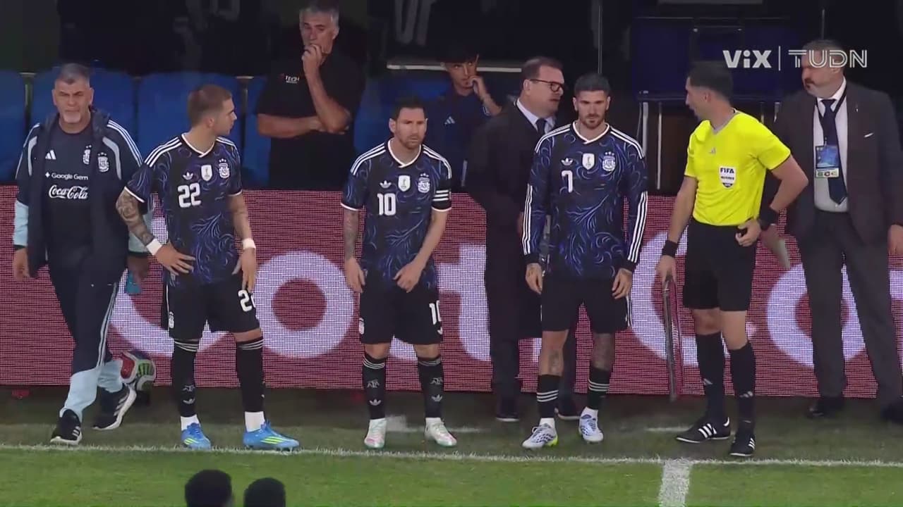 ¡Locura total en el estadio, Messi entra de cambio!