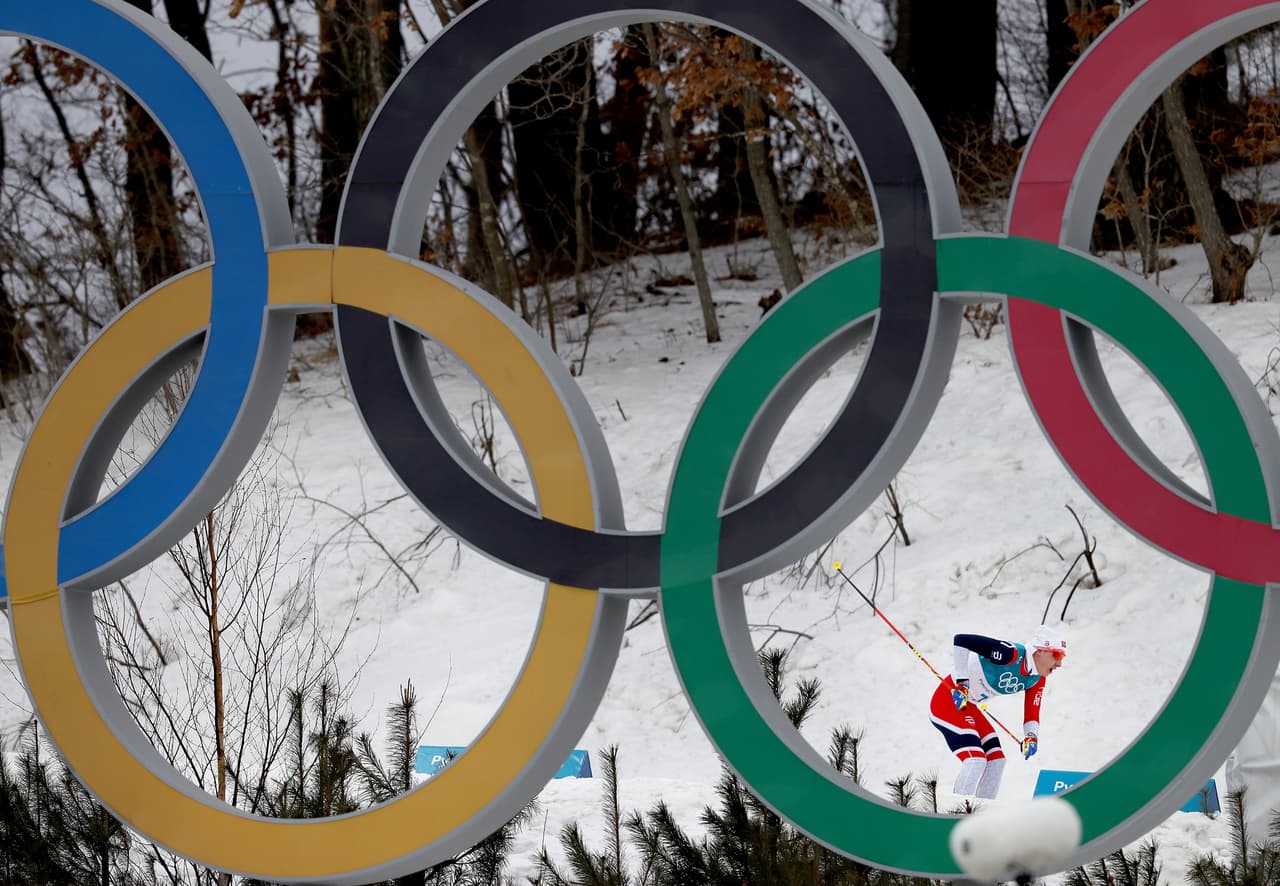 Gran carrera la realizada por Simen Hegstad Krueger en la prueba de Esquí de Fondo. A pesar de sufrir una caída al comienzo de la prueba, el holandés se llevó la medalla de oro.