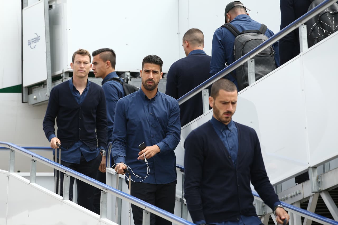 Stephan Lichtsteiner, Sami Khedira y Leonardo Bonucci, jugadores del sistema defensivo.