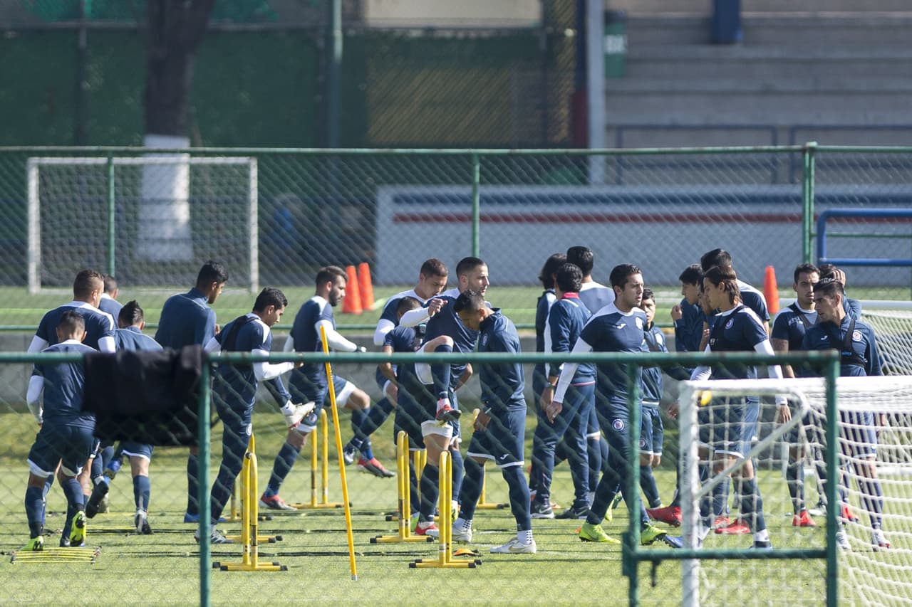 Cruz Azul tiene una mezcla nominal de extranjeros y mexicanos, algunos de ellos juveniles que son promesas del fútbol mexicano.
