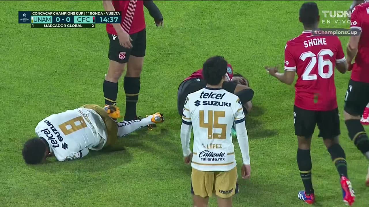 ¡Expulsión! El árbitro saca la roja directa a Charlie Trafford.