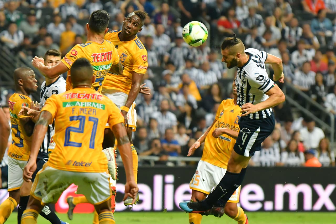 El argentino Nico Sánchez (derecha) buscó aumentar la ventaja para Monterrey con un golpe de cabeza antes de terminar el primer tiempo.