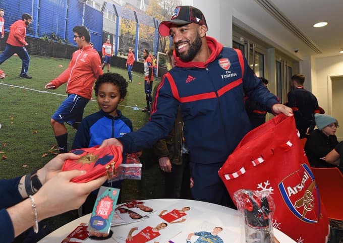 La plantilla Gunner llevó regalos, alegrías y mucha diversión a un grupo de personas del norte de Londres.