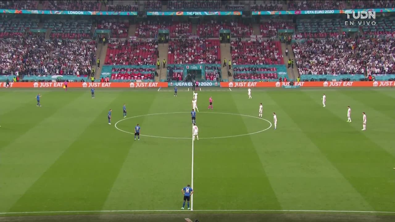Arranca el partido y la pelota está en juego.