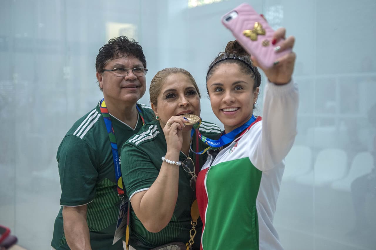 En la prueba individial femenina del raquetbol 
<b>Paola Longoria también se quedó con el metal dorado. </b>La guatemalteca Ana Martínez se quedó con el segundo lugar.