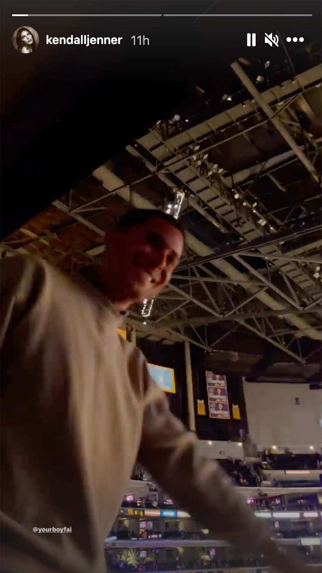 Primero compartió un video de Khadra bailando y animando y luego publicó una foto de Booker.