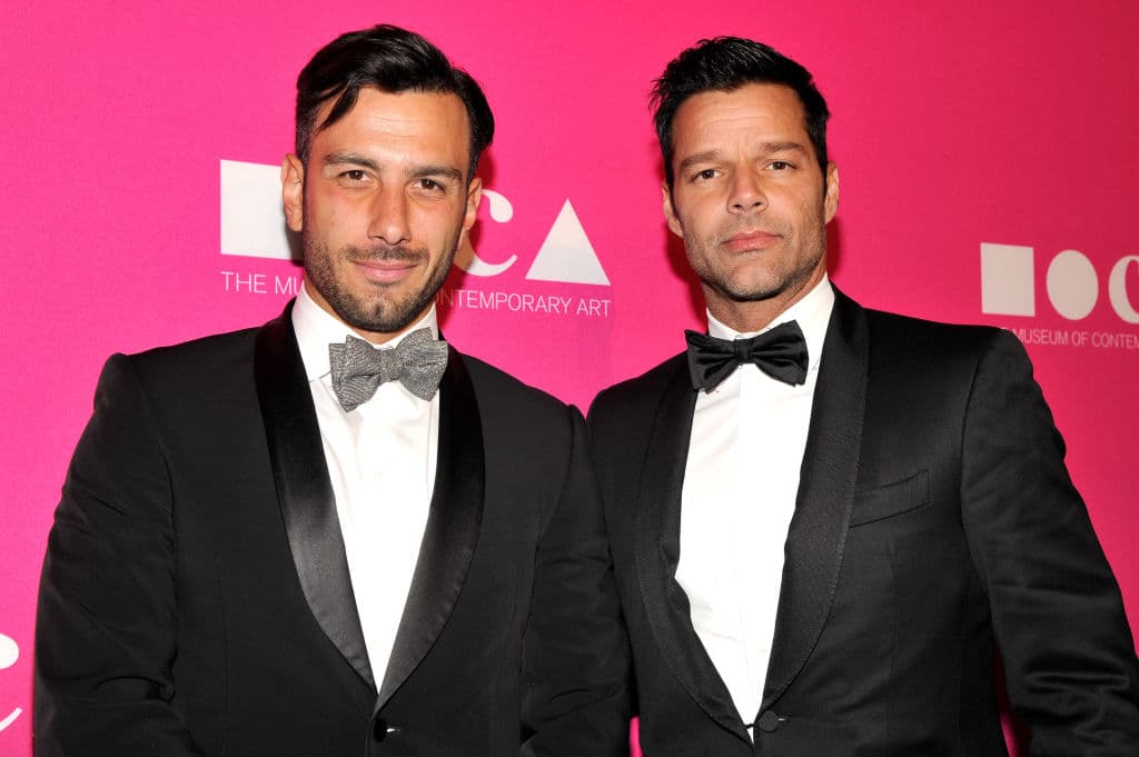 Ricky Martin es abiertamente gay y vive con su pareja e hijos.