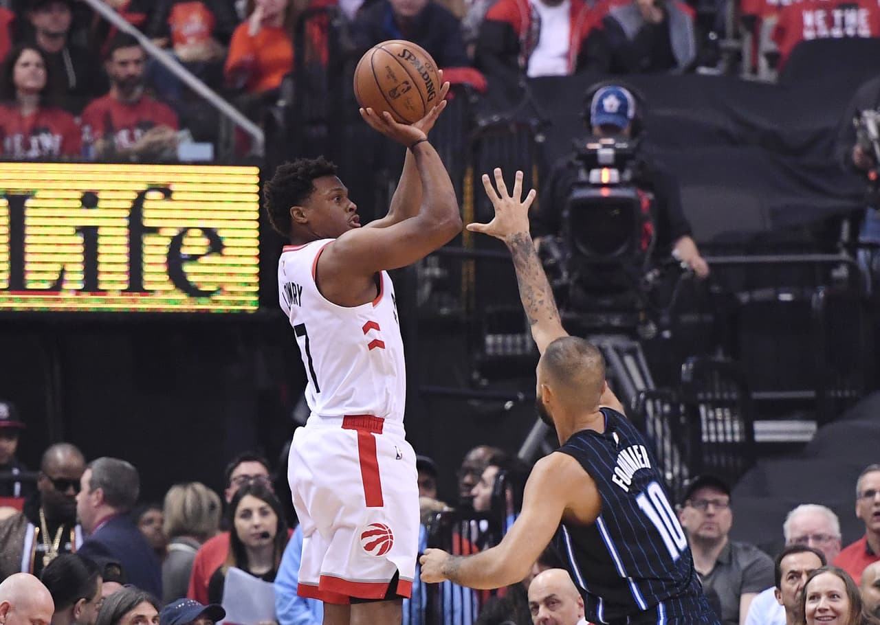 Después de regresar de su lesión, Kyle Lowry (7) no ha vuelto a ser el mismo jugador, le ha costado hallar ritmo y retomar la confianza. Esta noche aportó 14 tantos y 9 asistencias.