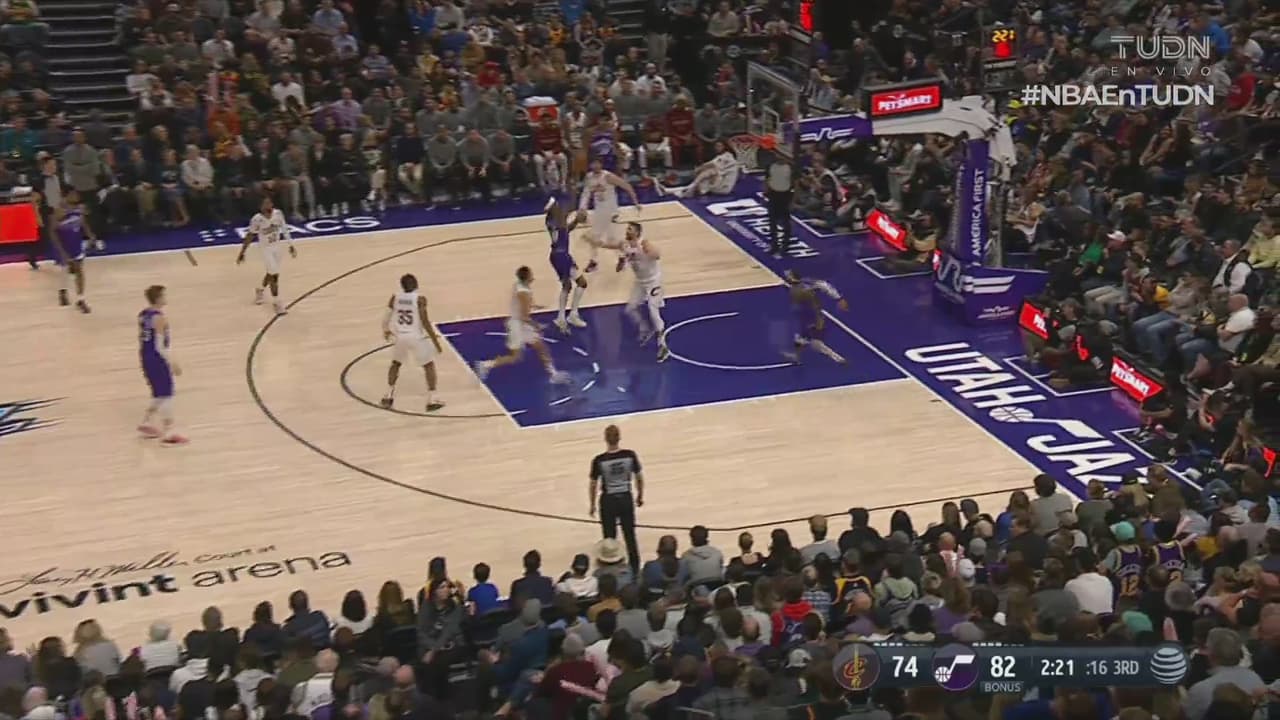 ¡Qué forma de flotar! Clarkson aparece para llevarse los puntos