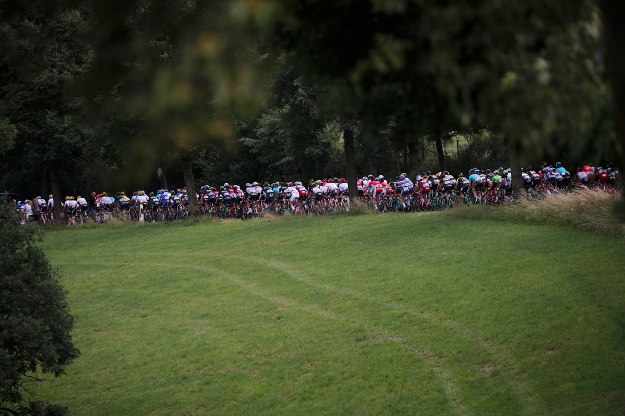Entre naturaleza, colorido y competencia, el Tour de Francia le entrega postales de deporte al mundo.