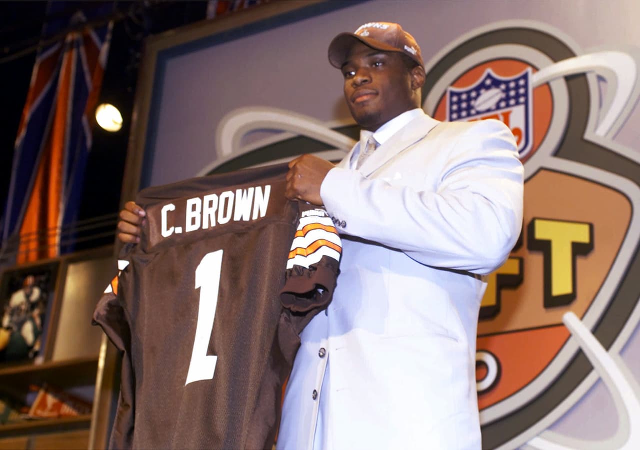 2000 COURTNEY BROWN | DE Penn State - 
<b>Cleveland Browns</b>
<br>
<br>El ala defensiva Courtney Brown de Penn State, sostiene una camiseta de los Cleveland Browns luego de ser seleccionado por los Browns como la selección N° 1 del draft de la NFL el sábado 15 de abril de 2000 en Nueva York.