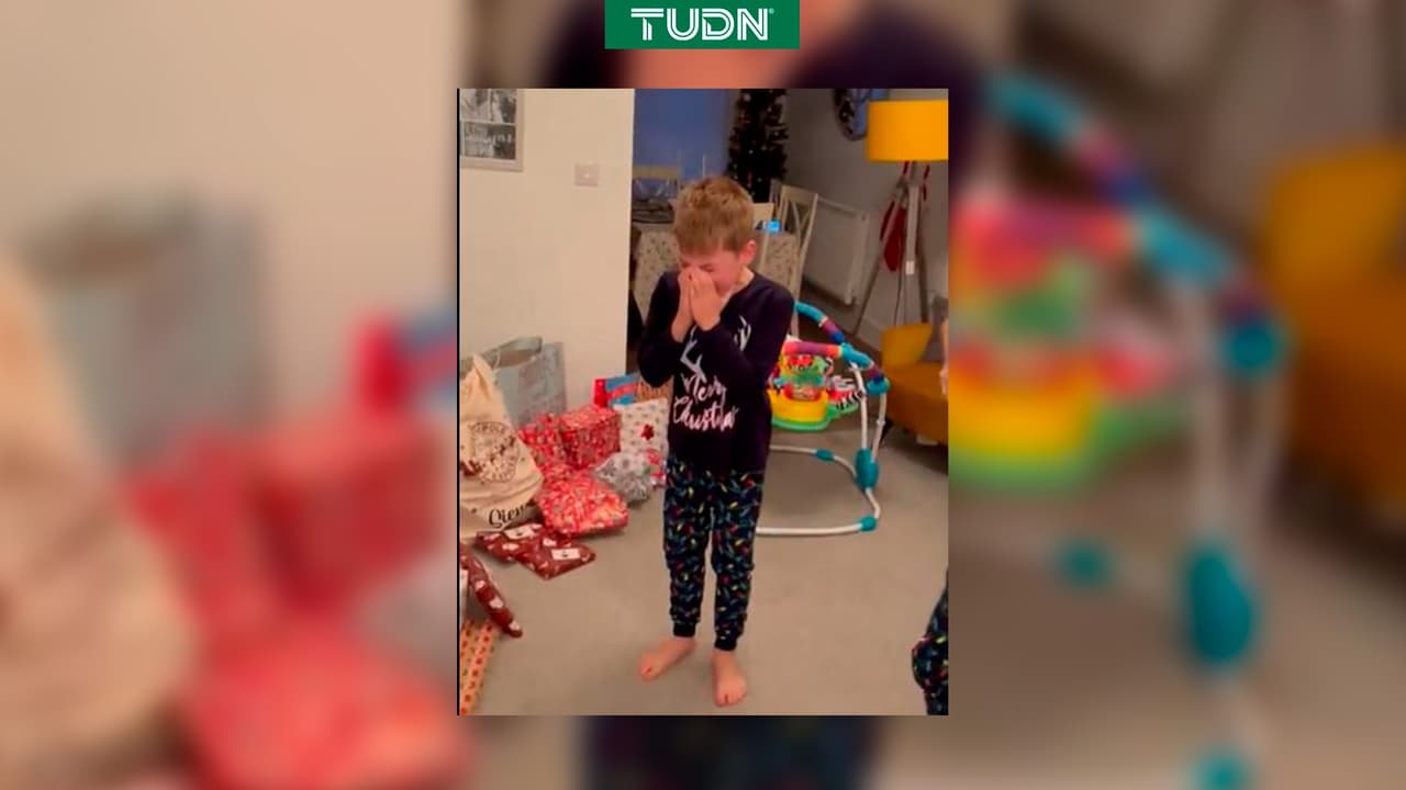 Niño rompe en llanto al recibir de Navidad camiseta de Raúl Jiménez