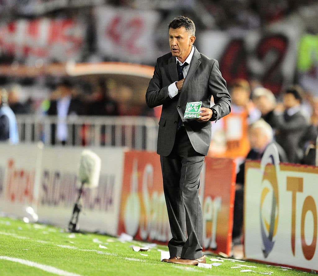 Cuando dirigió Atlético Nacional, con el que obtuvo varios títulos, tuvo un comienzo difícil y sus rotaciones fueron criticadas, al punto que pedían su salida.