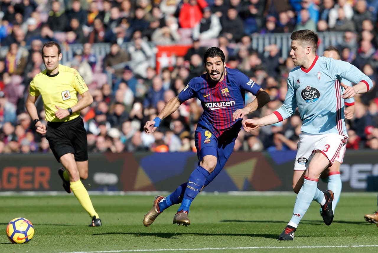 Barcelona lució incómodo en un inicio frente a su público e incluso el uruguayo Luis Suárez al minuto 1 de juego, vio la amonestación