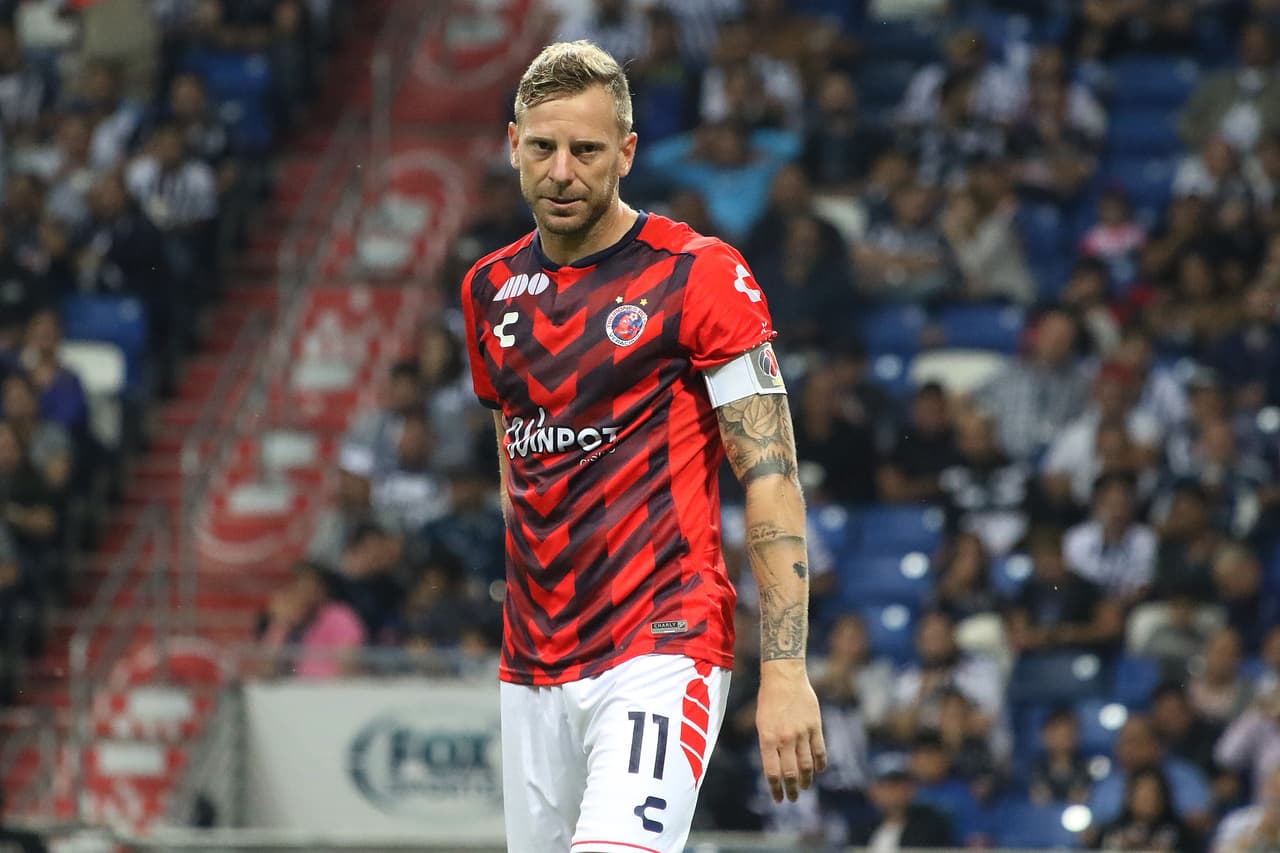 Cristian Menéndez fue de los más insistantes para los Tiburones pero no logró marcar gol.