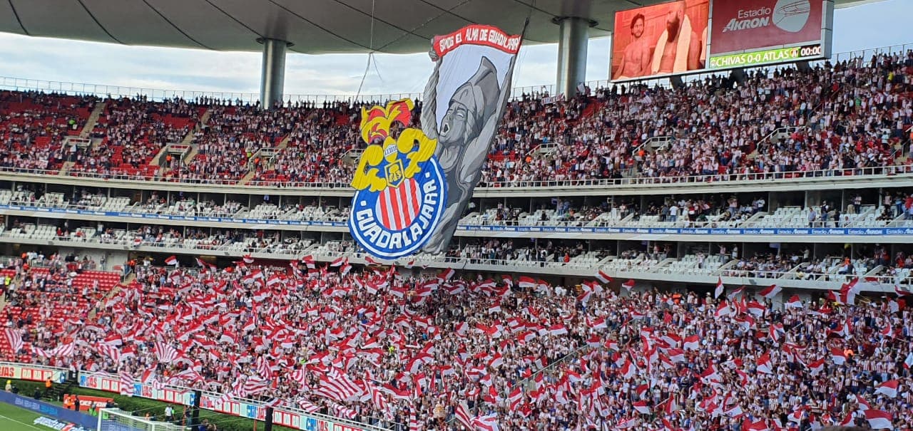 Chivas da la bienvenida con manta gigante