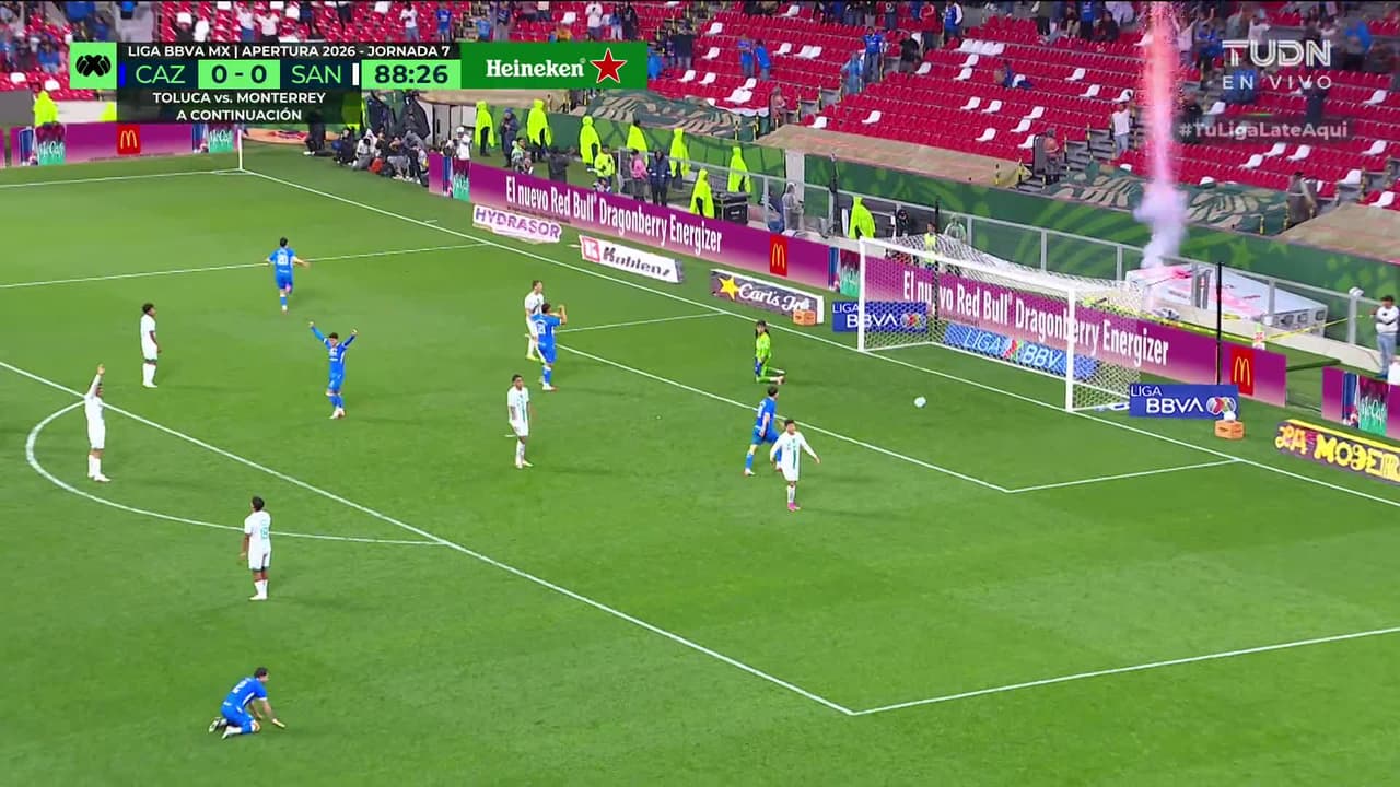 ¡GOL!  anota para Cruz Azul. José Paradela
