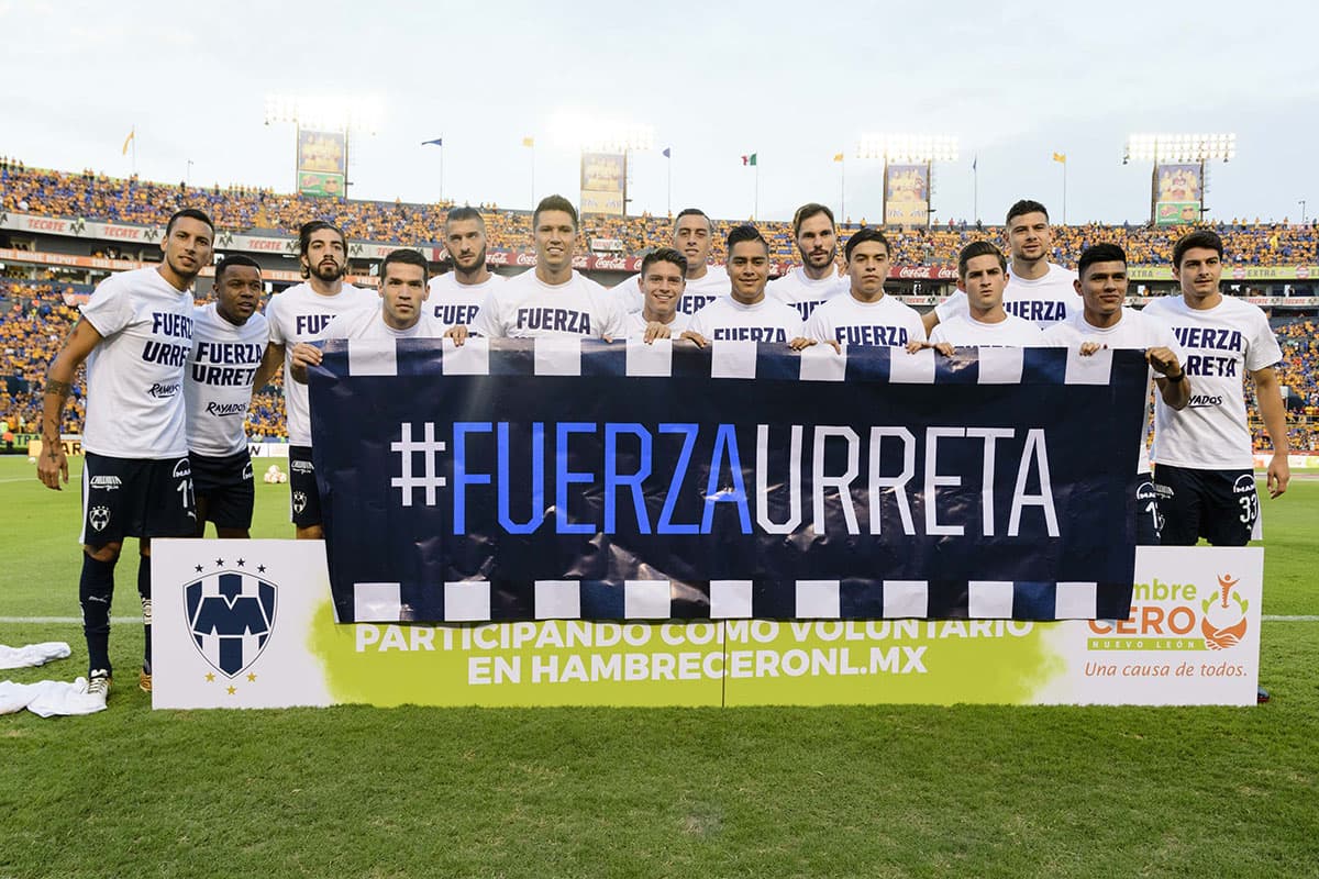 Antes del juego, los hombres de Monterrey expresaron su apoyo al mediocampista uruguayo Jonathan Urretaviscaya quien sufrió una delicada lesión que lo dejó fuera del resto de la temporada.