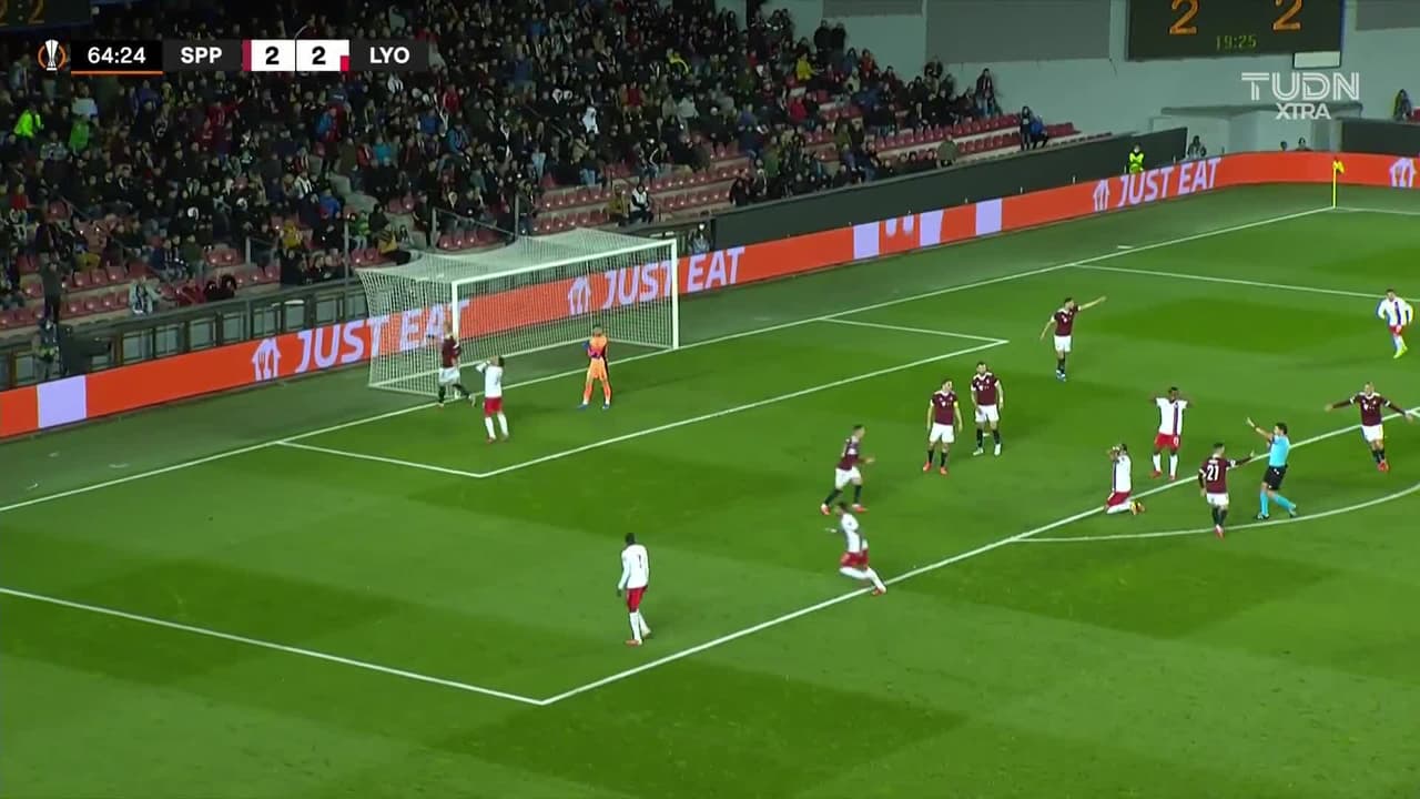 ¡CERCA! Lucas Paquetá disparó que se estrella en el poste.