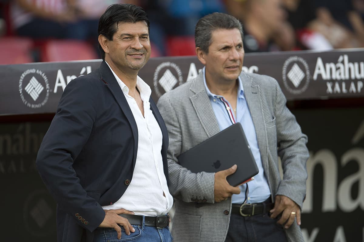 El técnico paraguayo José Saturnino Cardozo (derecha) respira luego de una semana difícil tras el triunfo de Chivas.