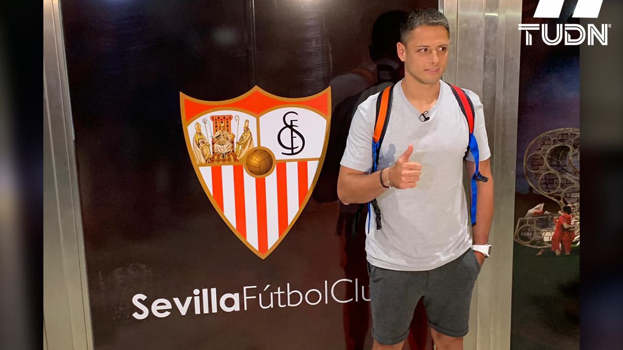 Chicharito ya está en Sevilla para sellar su fichaje