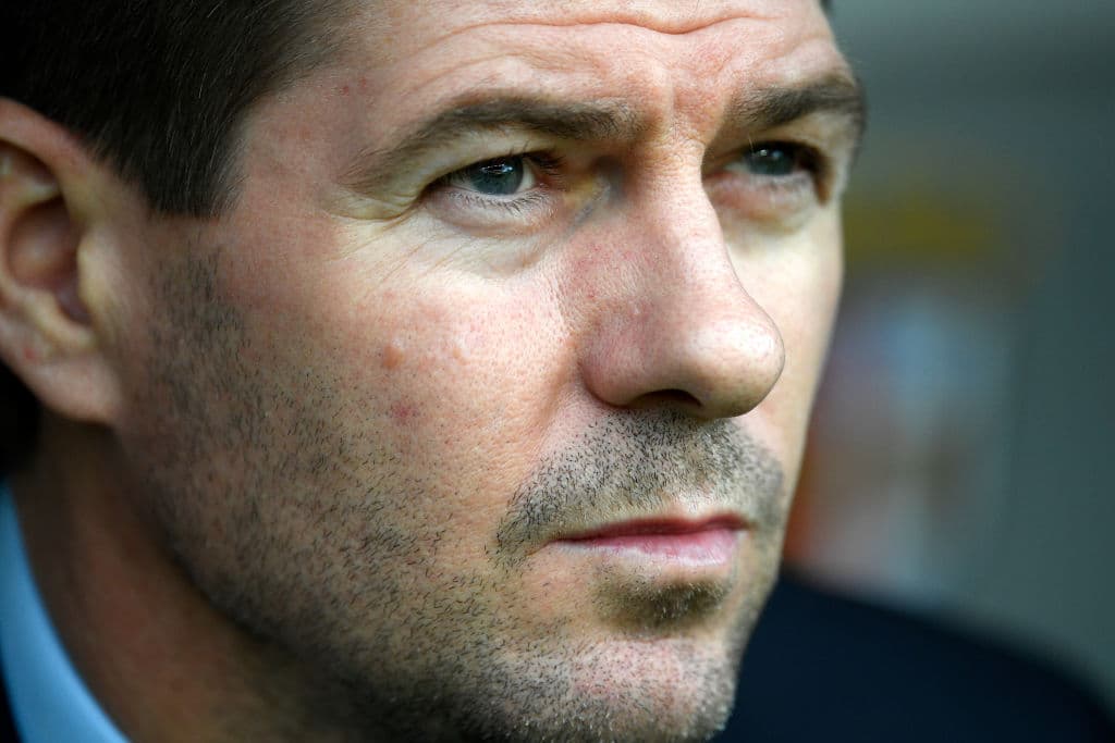 Steven Gerrard, entrenador de los Rangers, observa la cancha previo al arranque del partido.