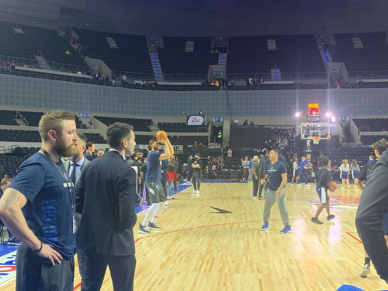 Ambos equipos salen a calentar previo al juego que brindarán en la Arena Ciudad de México.