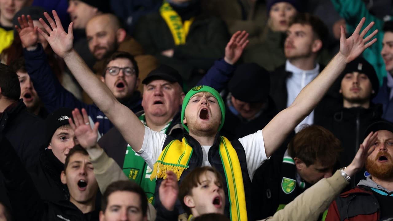 Tras sequía de goles, fans del Norwich fingen celebrar un gol