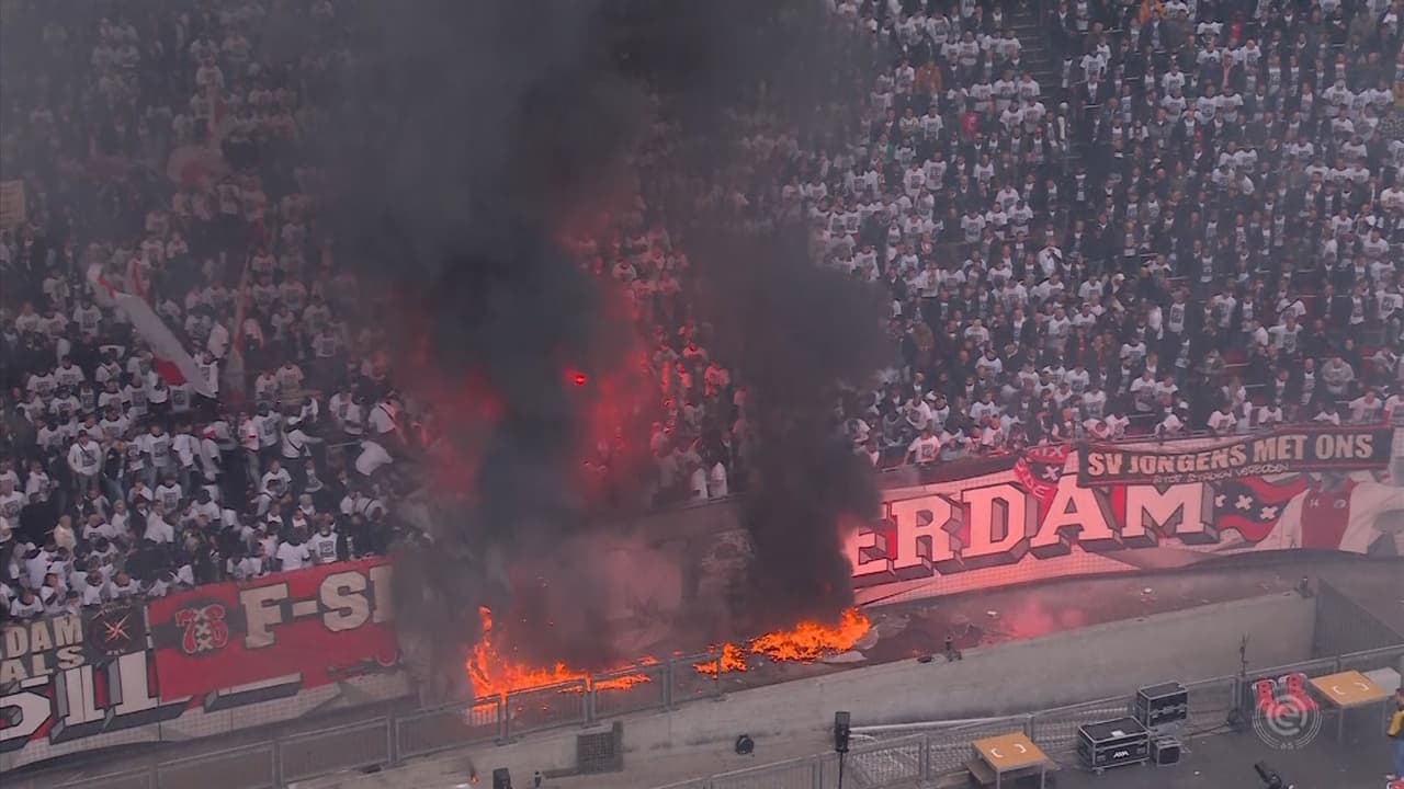 Edson Álvarez y el Ajax sufren susto por incendio en la grada