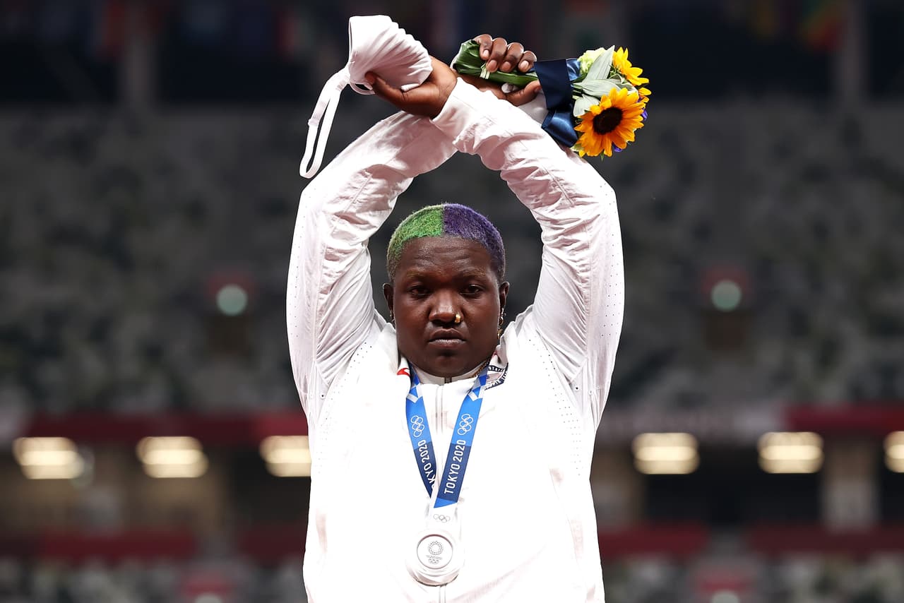 Raven Saunders realizó la primera protesta en Tokyo 2020.