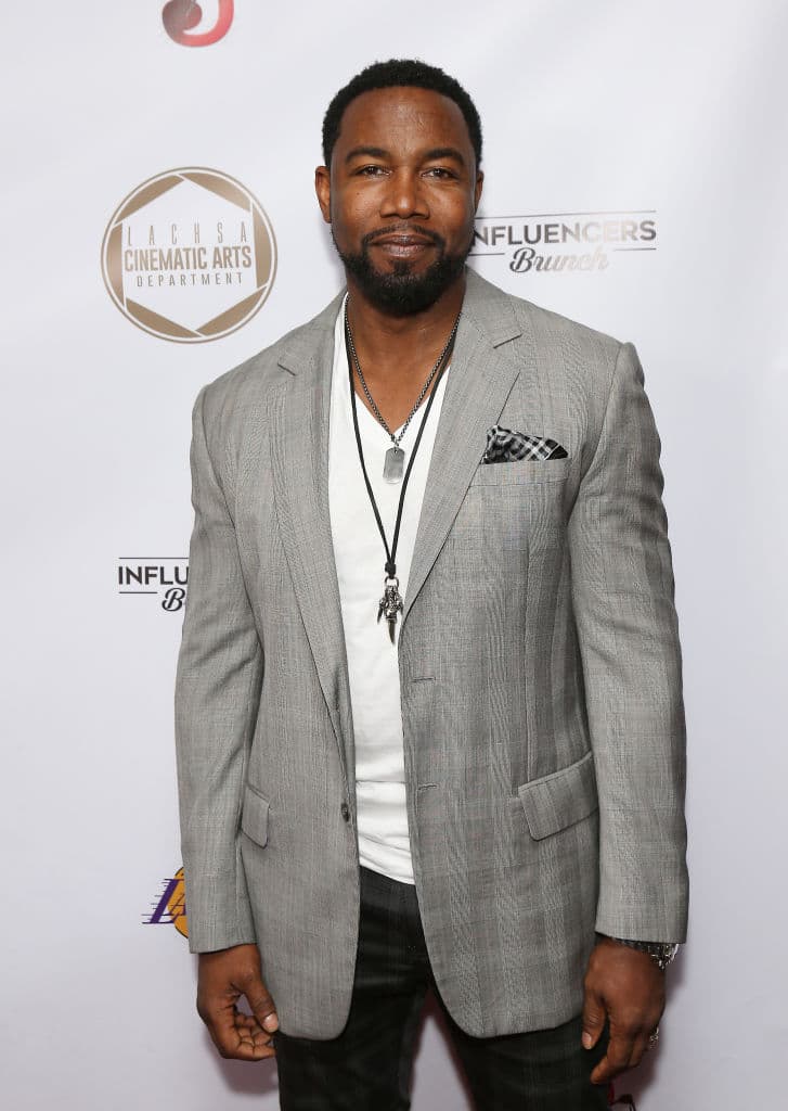 Tras salvar al vicepresidente de los Estados Unidos violando todas las órdenes recibidas-, es enviado a una de las más conflictivas comisarías de la ciudad. Allí pronto se encontrará con una serie de policías corruptos implicados en una red de venta de heroína.
<br>