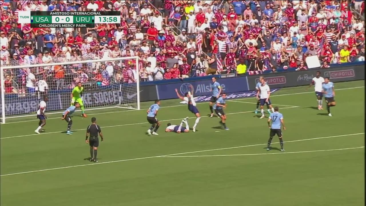 ¡Remate acrobático! McKennie se lanza de chilena en busca del gol