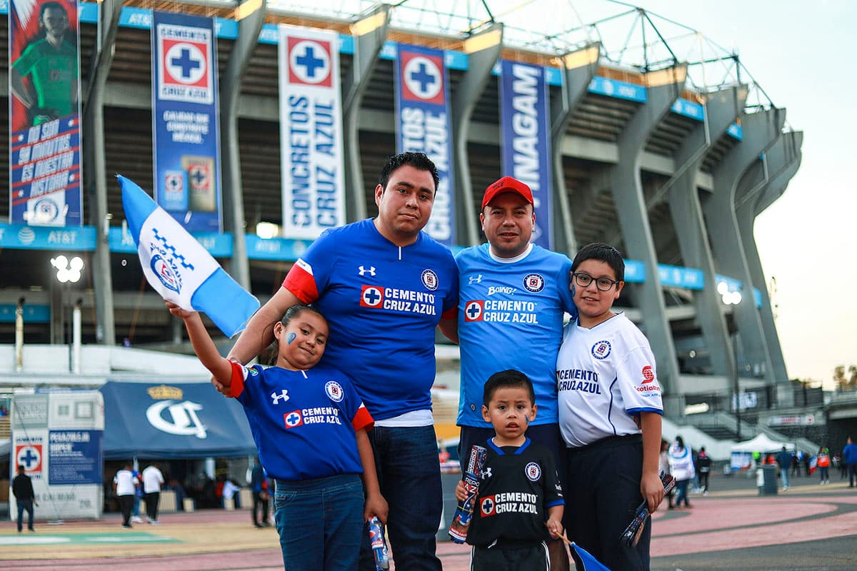 Gran cantidad de fanáticos en las afueras del Estadio Azteca a minutos de la Semifinal entre Cruz Azul y Monterrey.