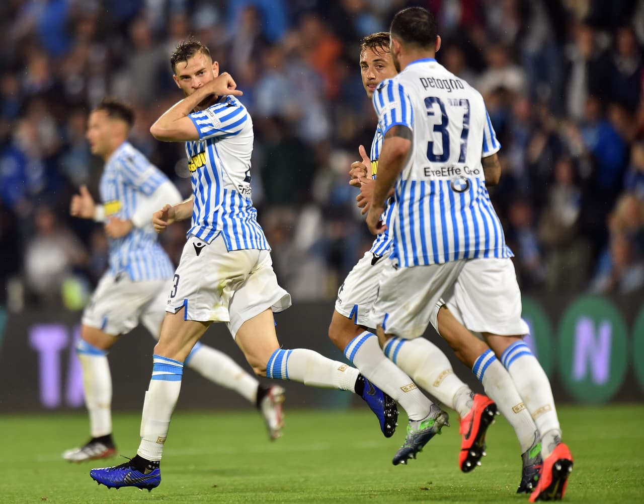 Los goles de Francesco Vicari (derecha, minuto 28') y el argelino Mohamed Fares (53') le dieron el empate parcial 2-2 al SPAL que no tenía nada en juego.