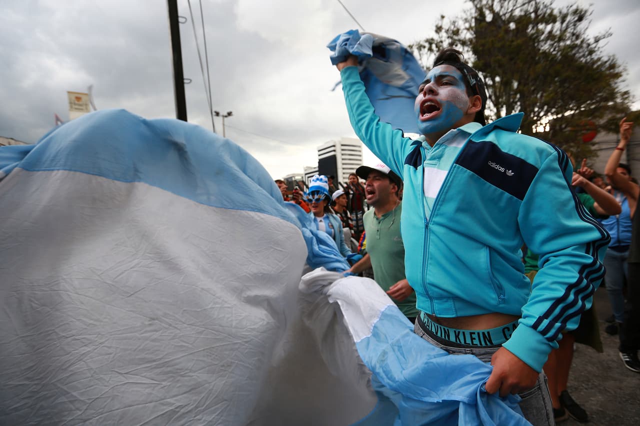 Los argentinos en Quito siguieron con fe a sus seleccionados con la obligación de sumar como visitantes para soñar con Rusia 2018.
