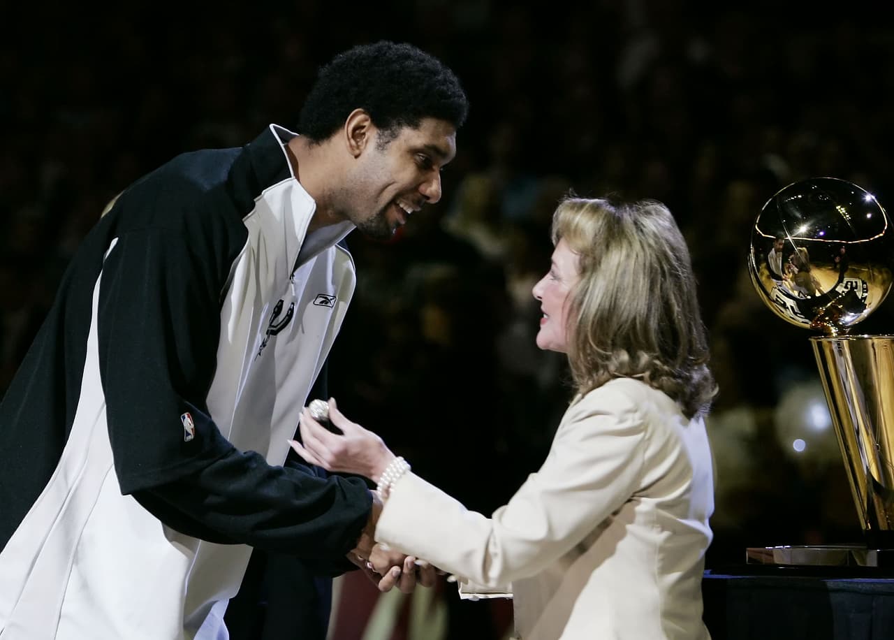 Julianna Hawn Holt, presidenta y directora ejecutiva de San Antonio Spurs