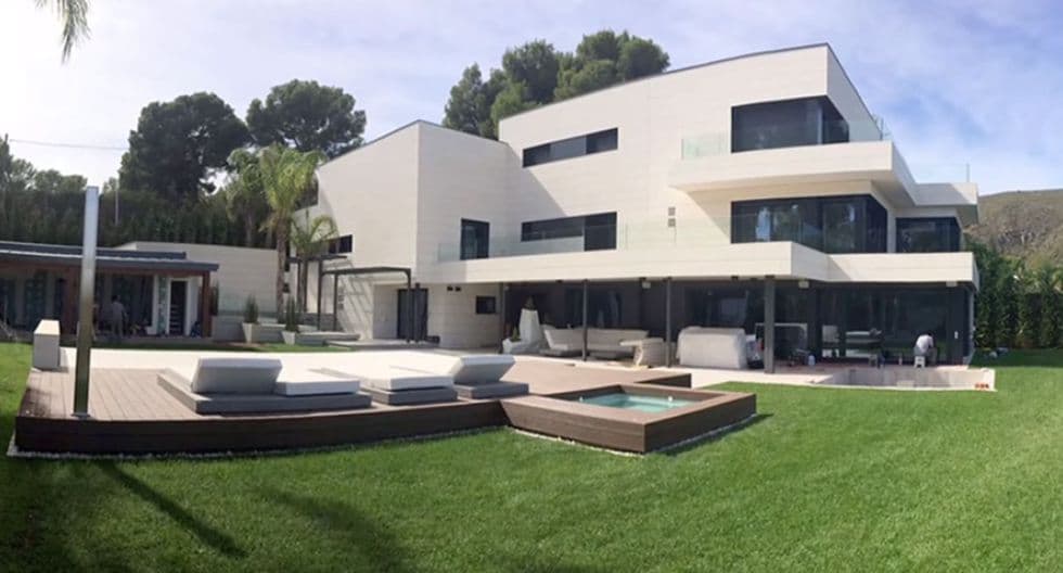 Su mansión consta de tres pisos, una cancha de futbol, una alberca y un gran jardín.