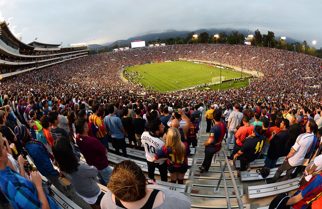 Para el LA Galaxy, el Rose Bowl Stadium no es un lugar desconocido: el equipo jugó como local allí en sus primeros años de vida en la MLS, y disputó también una gran cantidad de amistosos, como el juego ante el FC Barcelina de julio de 2015.
<br>