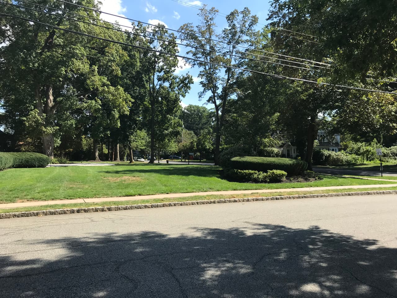 Es una ciudad meramente habitacional y lejos del glamour de la gran urbe que es Nueva York.