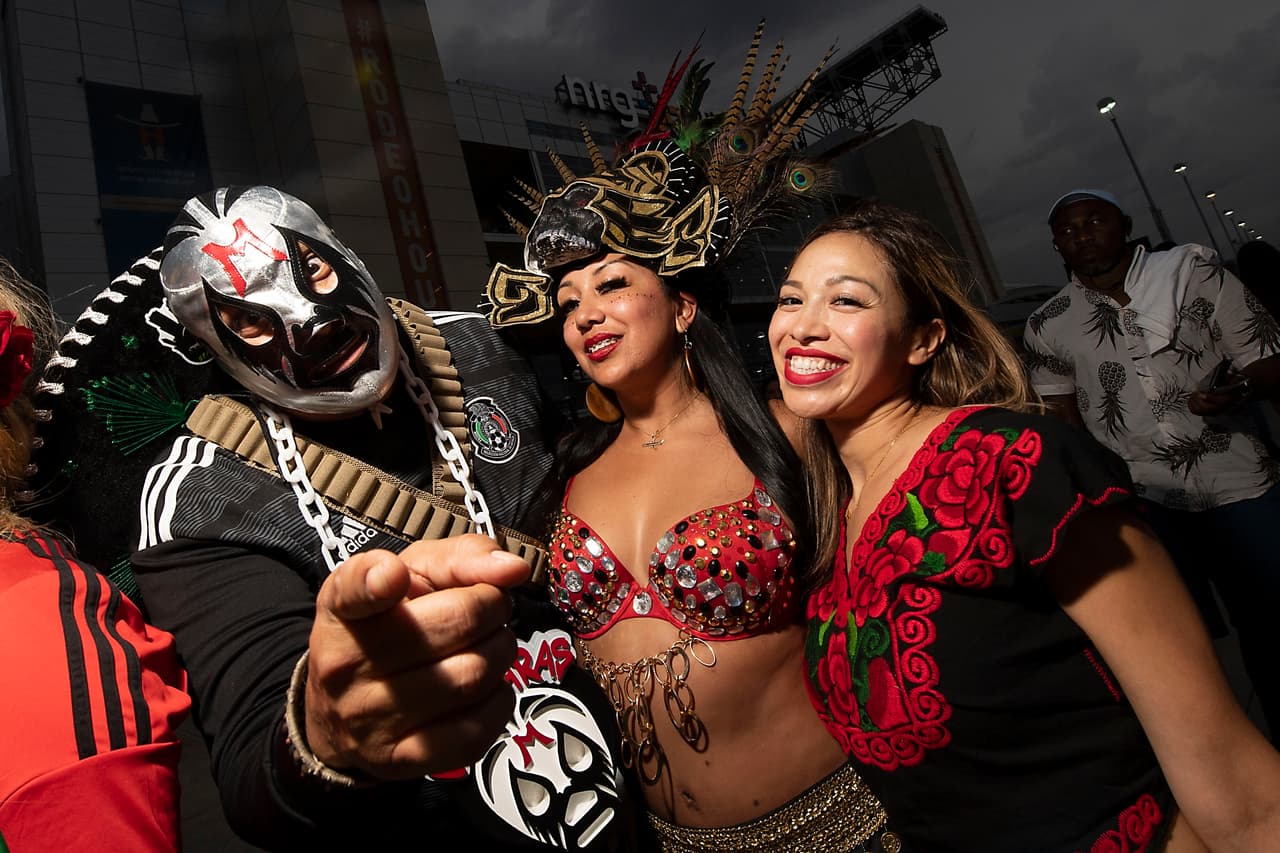 Los aficionados a la Selección Mexicana en Estados Unidos se distinguen por su lealtad, su pasión y su creatividad para mostrar su cariño al Tri. Estos son algunos de los que consideramos verdaderos aficionados, esos que contagian con su entusiasmo y ganas de apoyar. Nuestro reconocimiento para todos ellos.