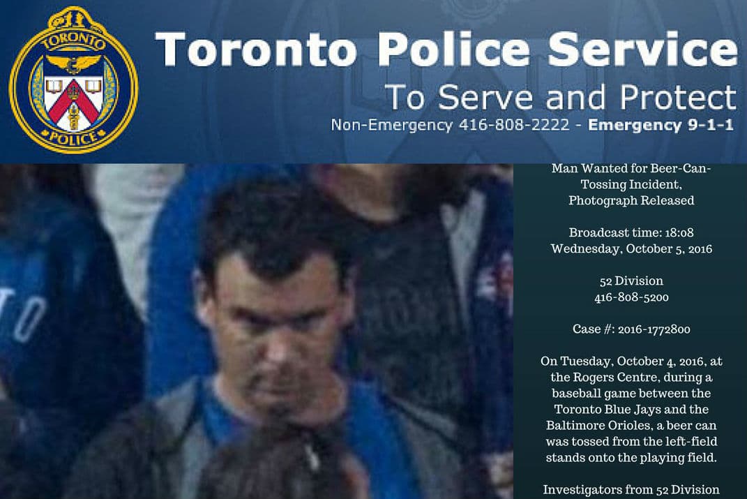 Policía de Toronto exhibe a aficionado que lanzó cerveza al campo
