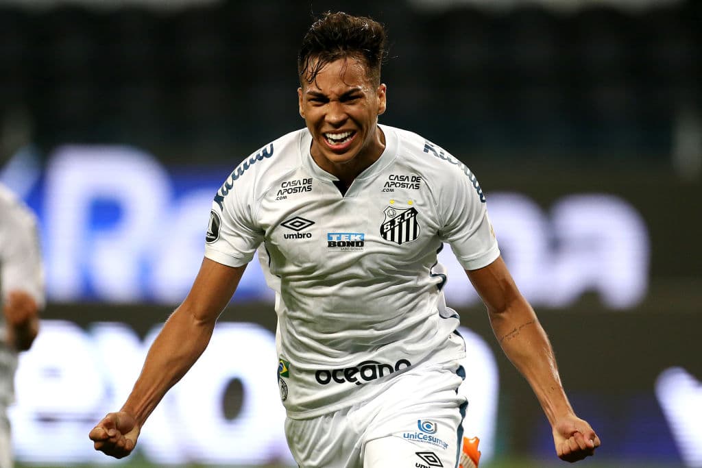 Con gol de penal al minuto 90+12, Gremio consigue un valioso empate en casa frente a Santos en la ida de los cuartos de final.