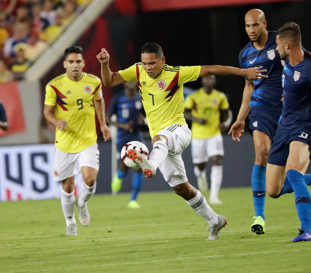 Pero la Tricolor no se quedó cruzada de brazos. Colombia emparejaría el partido a los 56 minutos gracias a una combinación tejida entre Santiago Arias y Carlos Bacca para el 2-2, definición con clase.