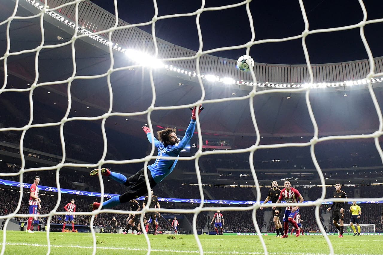 Atlético de Madrid se mantuvo vivo en la Champions League luego de vencer 2-0 a Roma en condición de local y quedar con 6 puntos, a dos de su rival de turno en el grupo C.