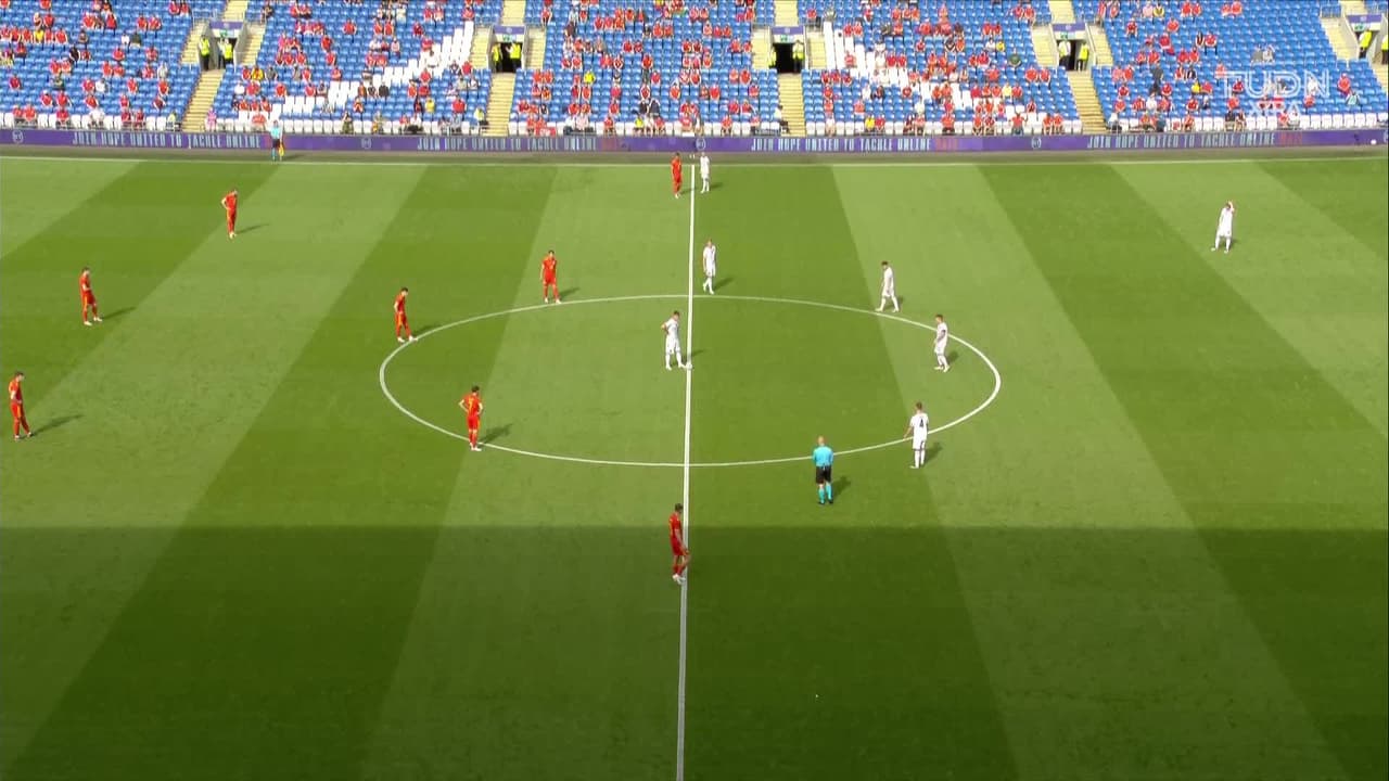 Arranca el partido y la pelota está en juego.