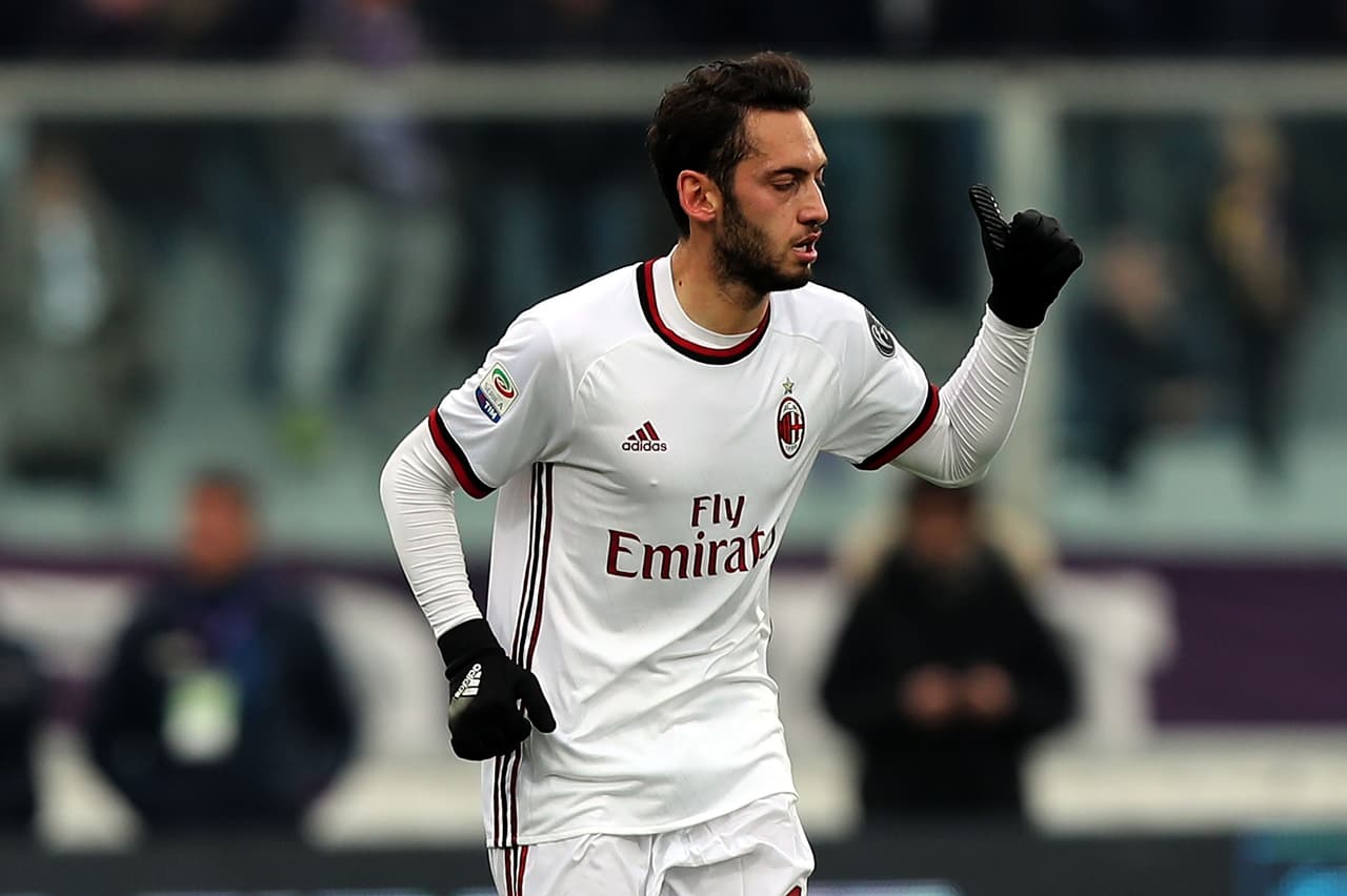Hakan Calhanoglu puso la igualdad tres minutos después y ese 1-1 le devolvió a Milán la intención de, por qué no, pelear por el juego.
