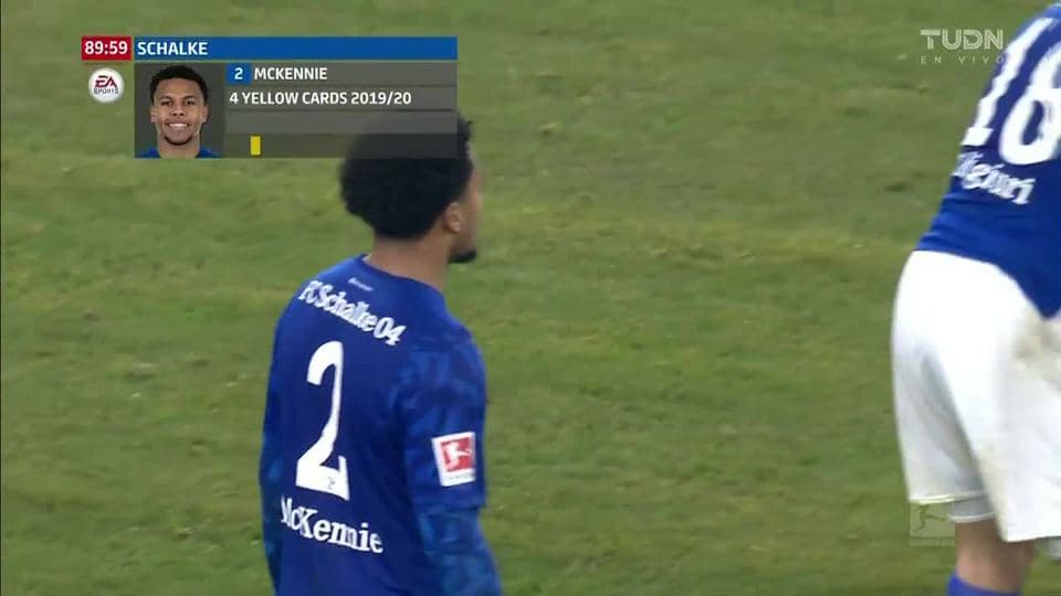 Tarjeta amarilla. El árbitro amonesta a Weston McKennie de FC Schalke 04