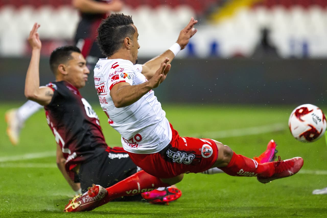 Con goles de Luciano Acosta y Javier Correa, Atlas gana y se queda con los puntos.